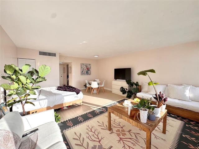 2899 Collins Avenue 550, Miami Beach, FL 33140
