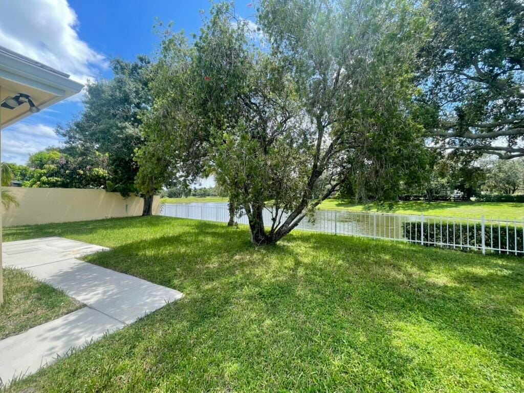 2571 SW Greenwich Way — photo 4