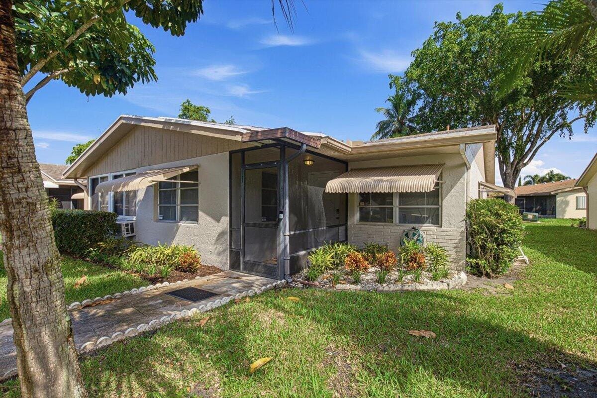 6069 LA PALMA Lane — photo 2