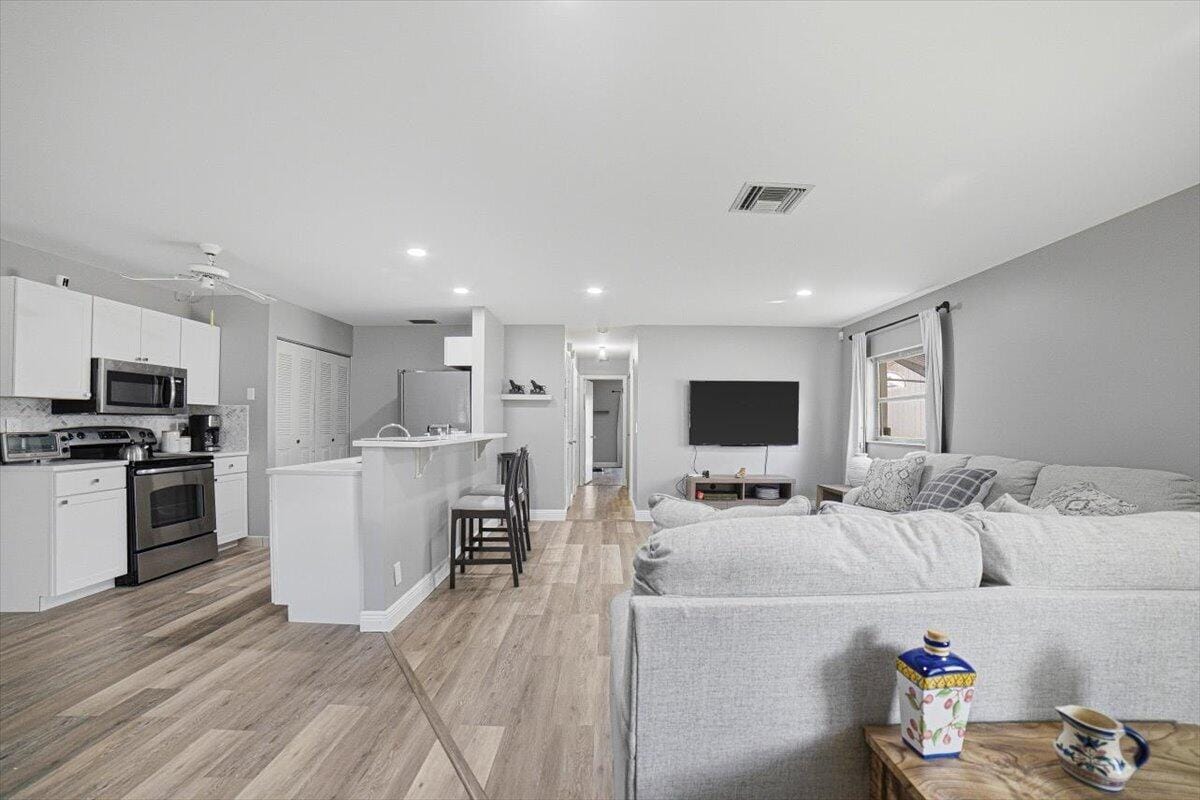 6069 LA PALMA Lane — photo 6