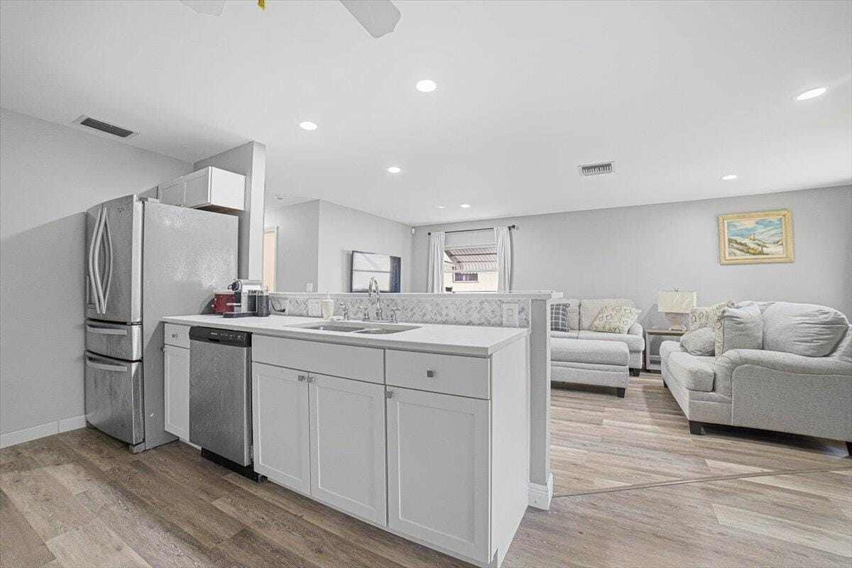 6069 LA PALMA Lane — photo 8