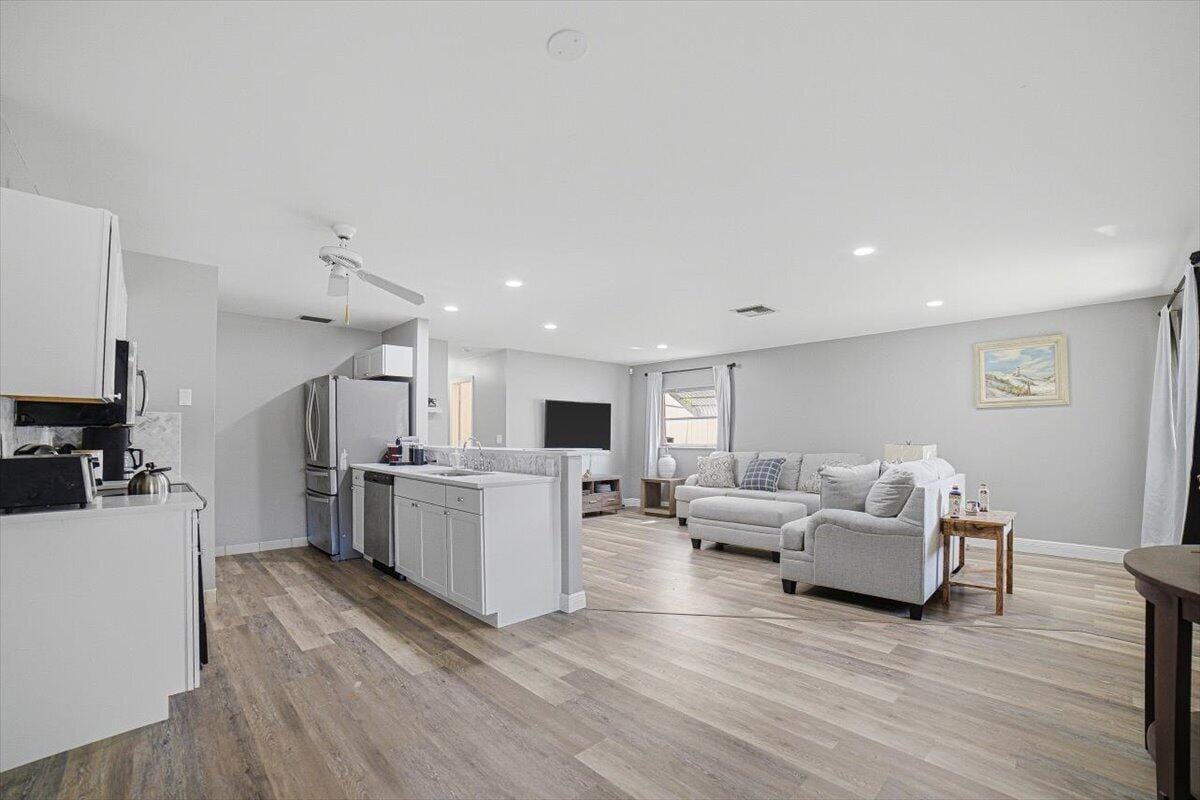6069 LA PALMA Lane — photo 10