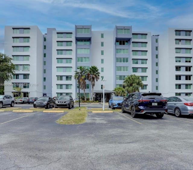 9125 SW 77th Avenue 504, Miami, FL 33156