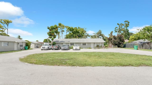3883 Park Lane, Palm Springs, FL