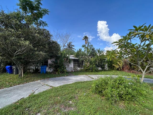 36 THOMAS Road, West Park, FL 33023