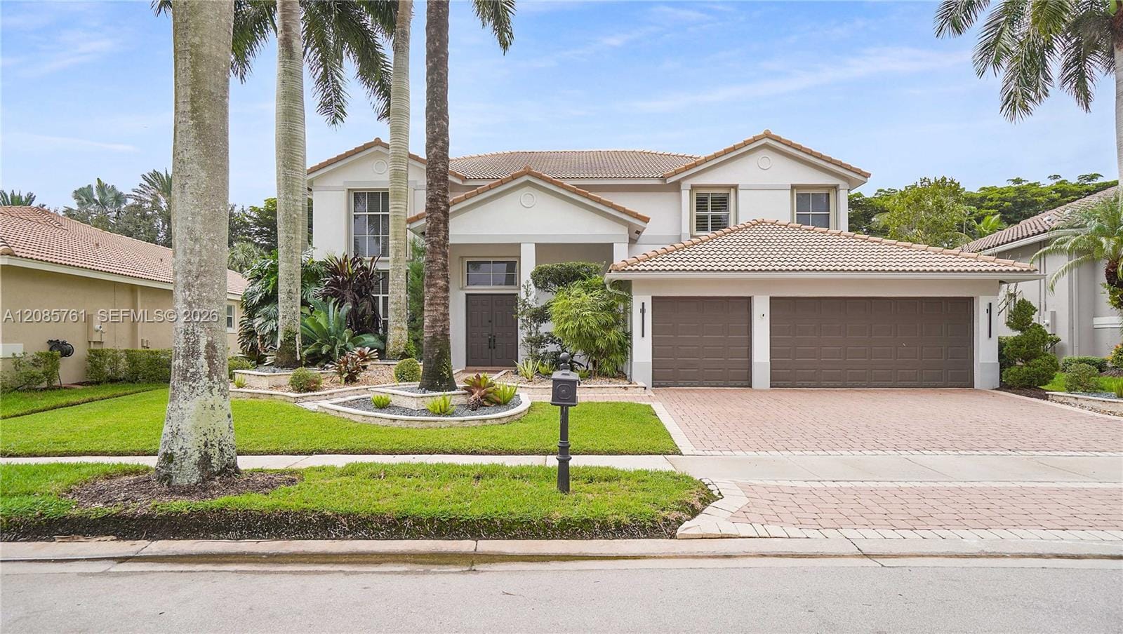 1606 Victoria Pointe Circle — photo 1