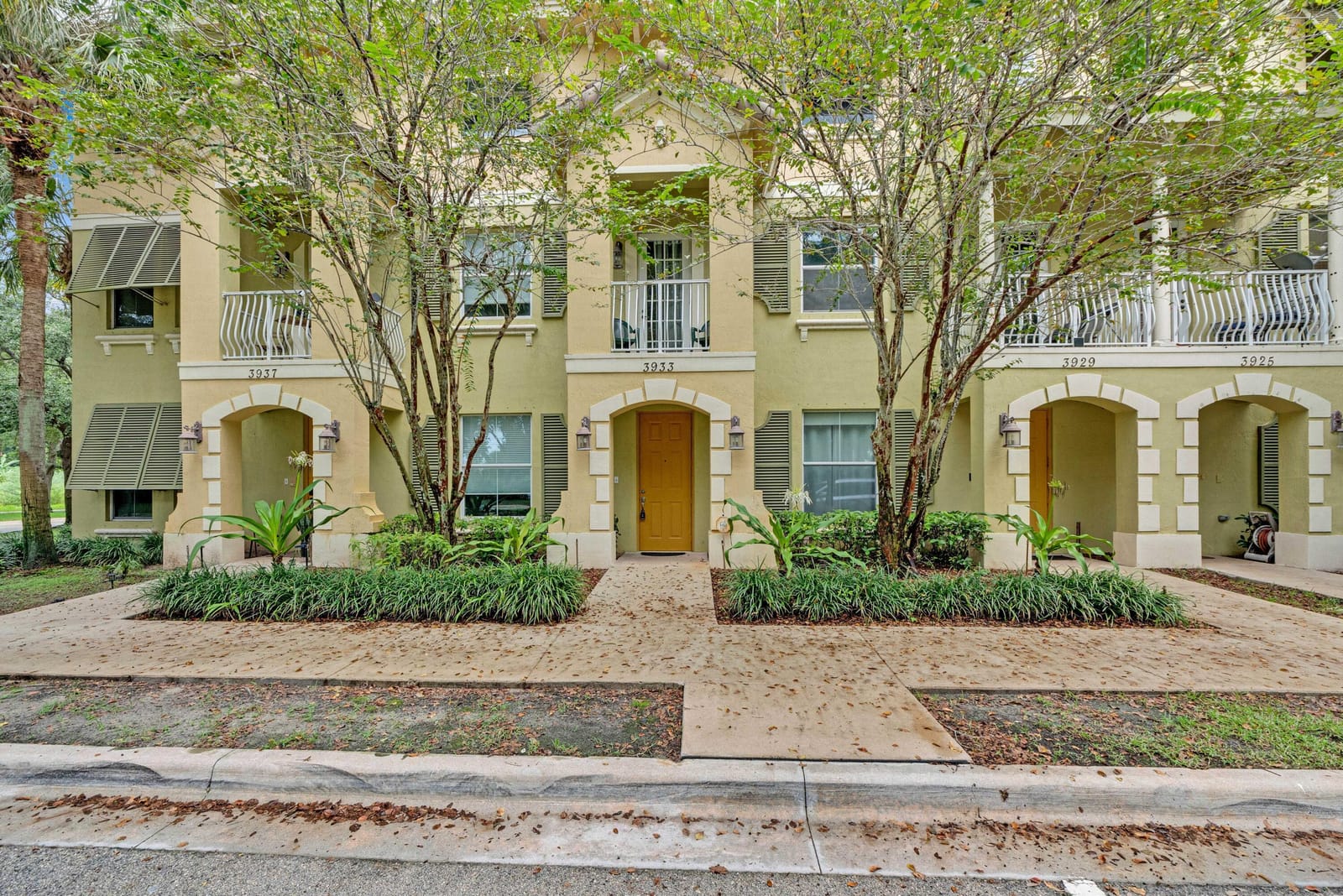 3933 MONARCH Lane