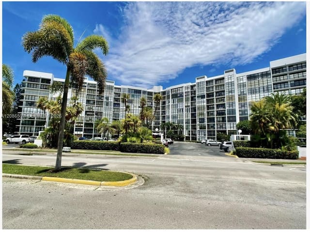 800 Parkview Drive 106, Hallandale Beach, FL 33009