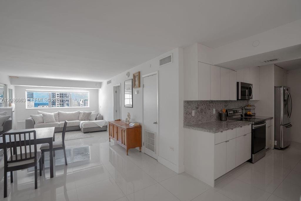 1881 Washington Avenue 11D — photo 1