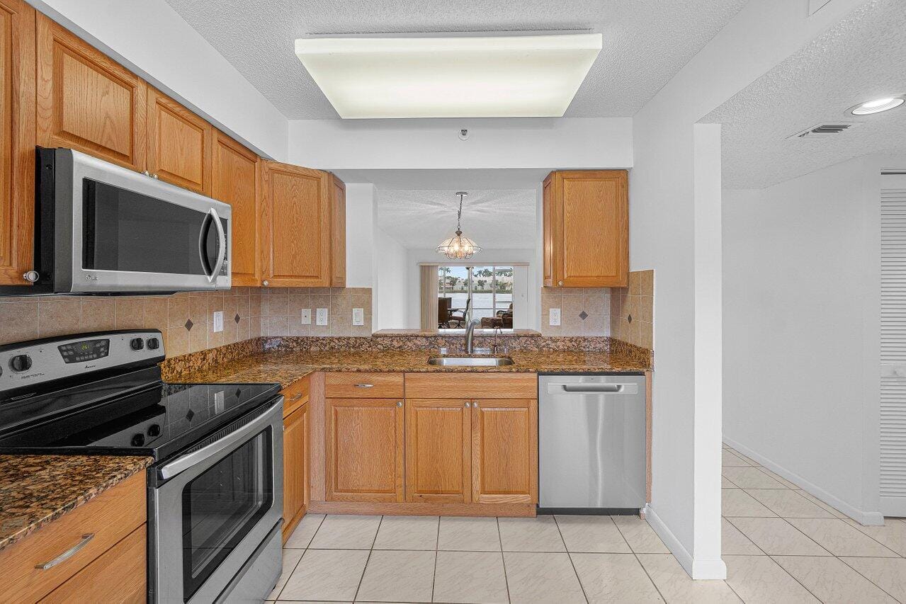 6112 Huntwick Terrace 102, Delray Beach, FL 33484 photo 15
