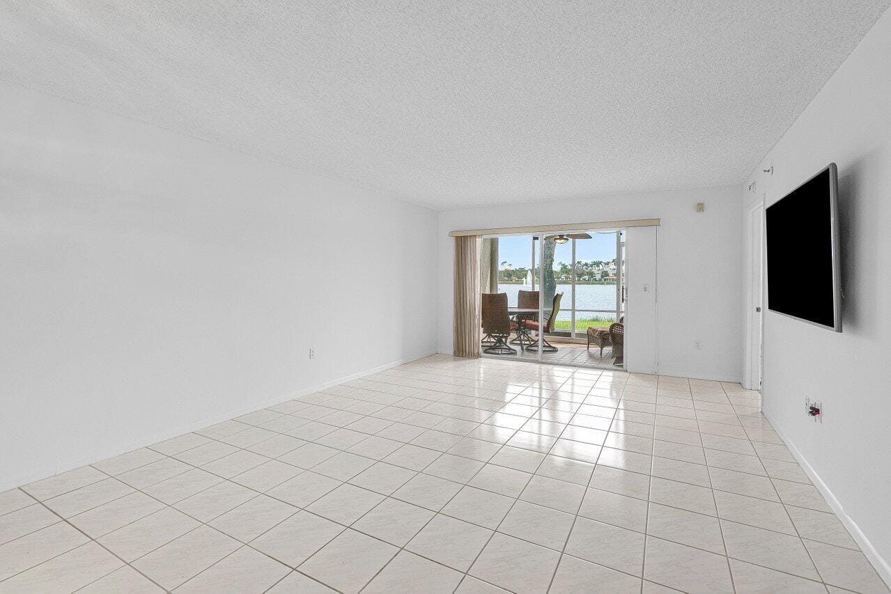 6112 Huntwick Terrace 102 — photo 5