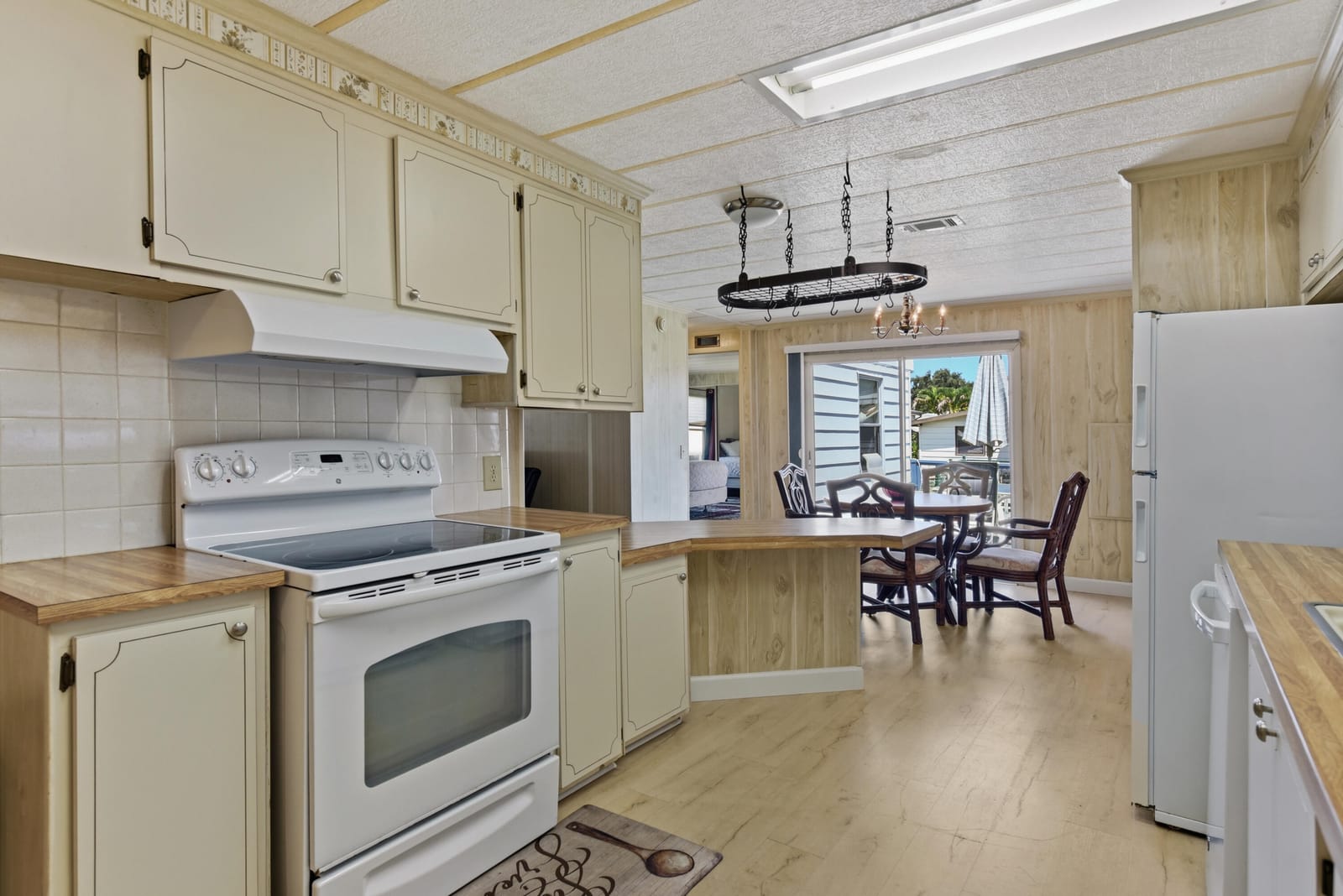 7983 SE SARATOGA Drive — photo 3