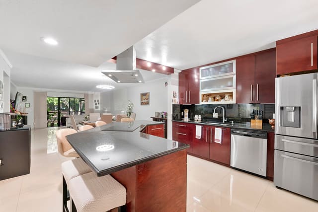 435 LAKEVIEW Drive 104, Racquet Club Apartments At, Weston, FL