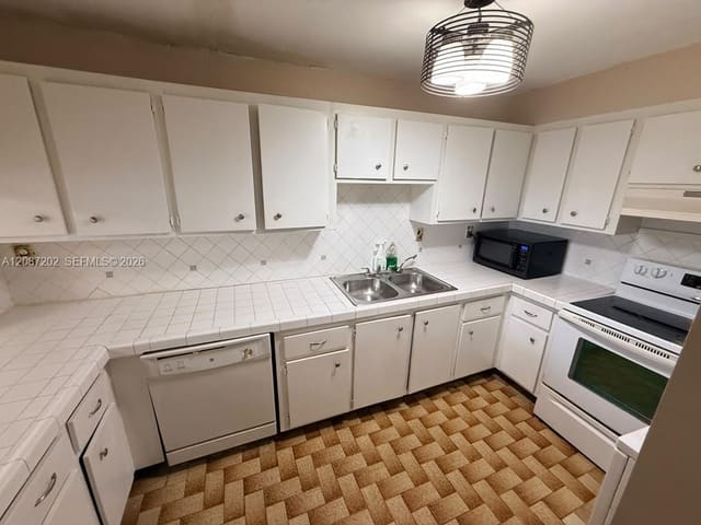 10000 NW 80th Court 2361, Hialeah Gardens, FL 33016