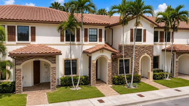8954 W 35th Way, Hialeah, FL 33018