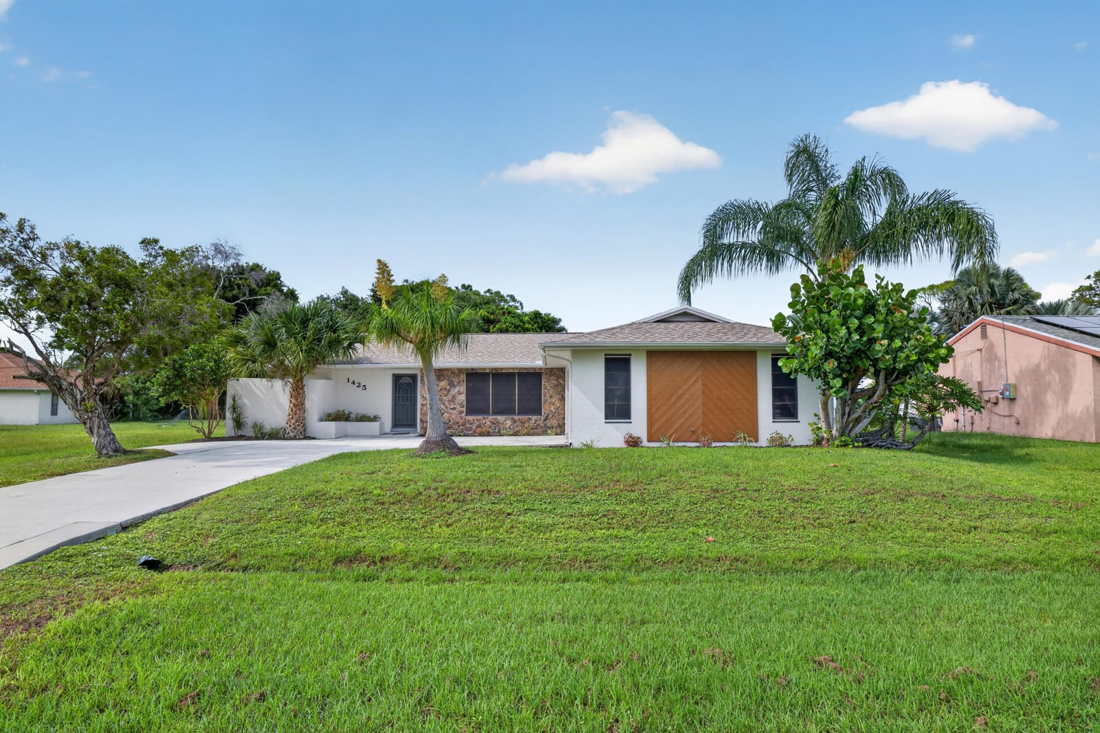 Pending home at 1425 SE Minorca Avenue, Port St. Lucie, FL 34952