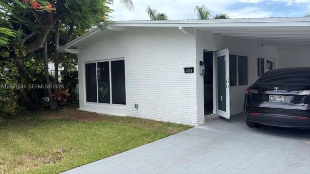 1018 NE 7th Street, Hallandale Beach, FL 33009