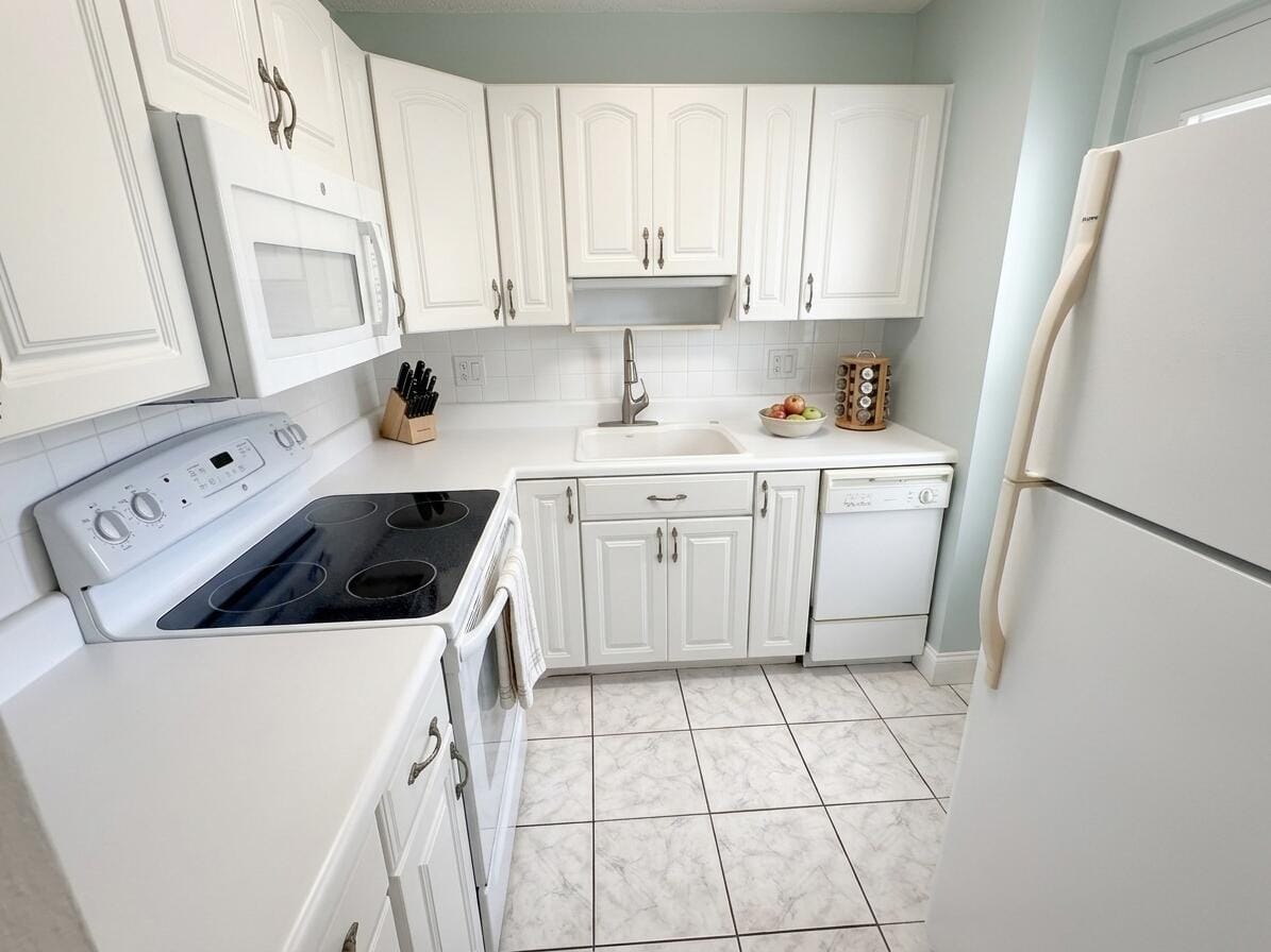 2555 NE 11th Street 303 — photo 3