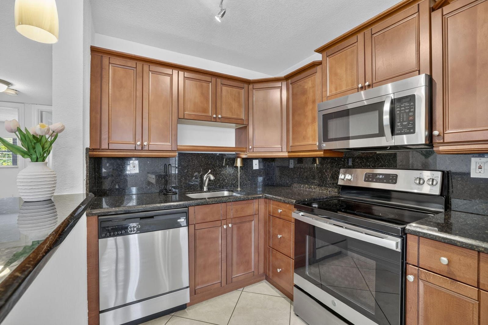 4051 NE 13TH Avenue NE 76-3 — photo 4