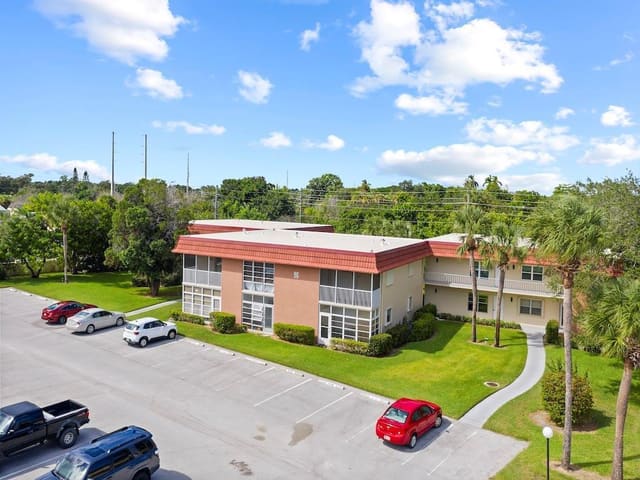 96 SPRING LAKE Drive 205, Vero Beach, FL 32962