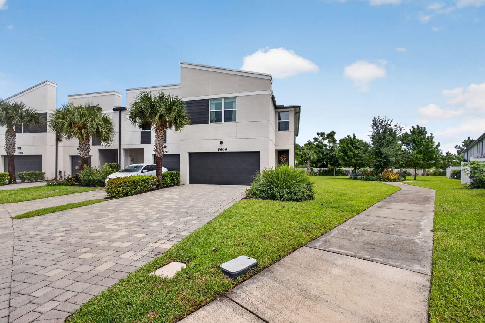 5600 Mentmore Drive — photo 2