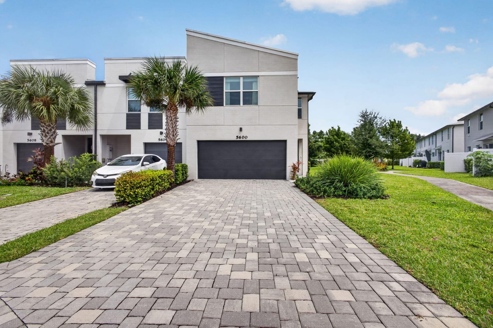 5600 Mentmore Drive — photo 3