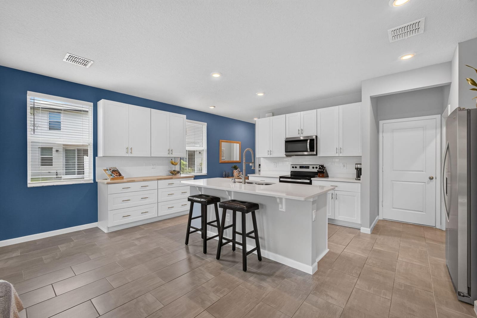 5600 Mentmore Drive — photo 8