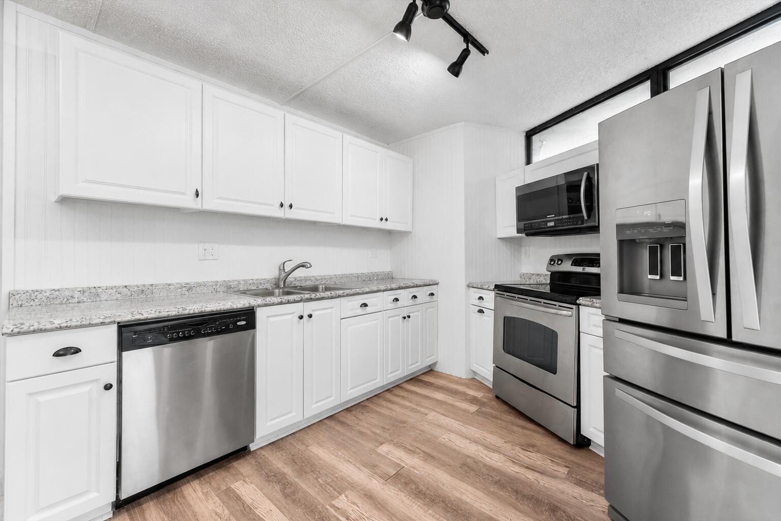 3750 VICTORIA Drive — photo 6