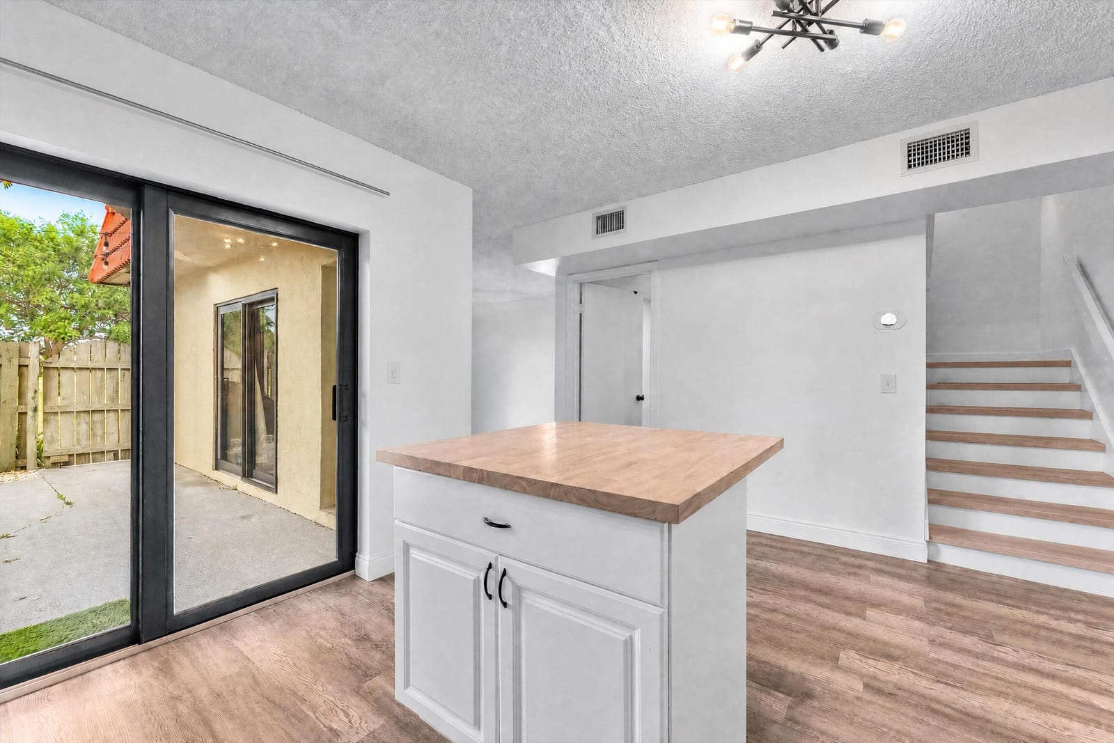 3750 VICTORIA Drive — photo 7