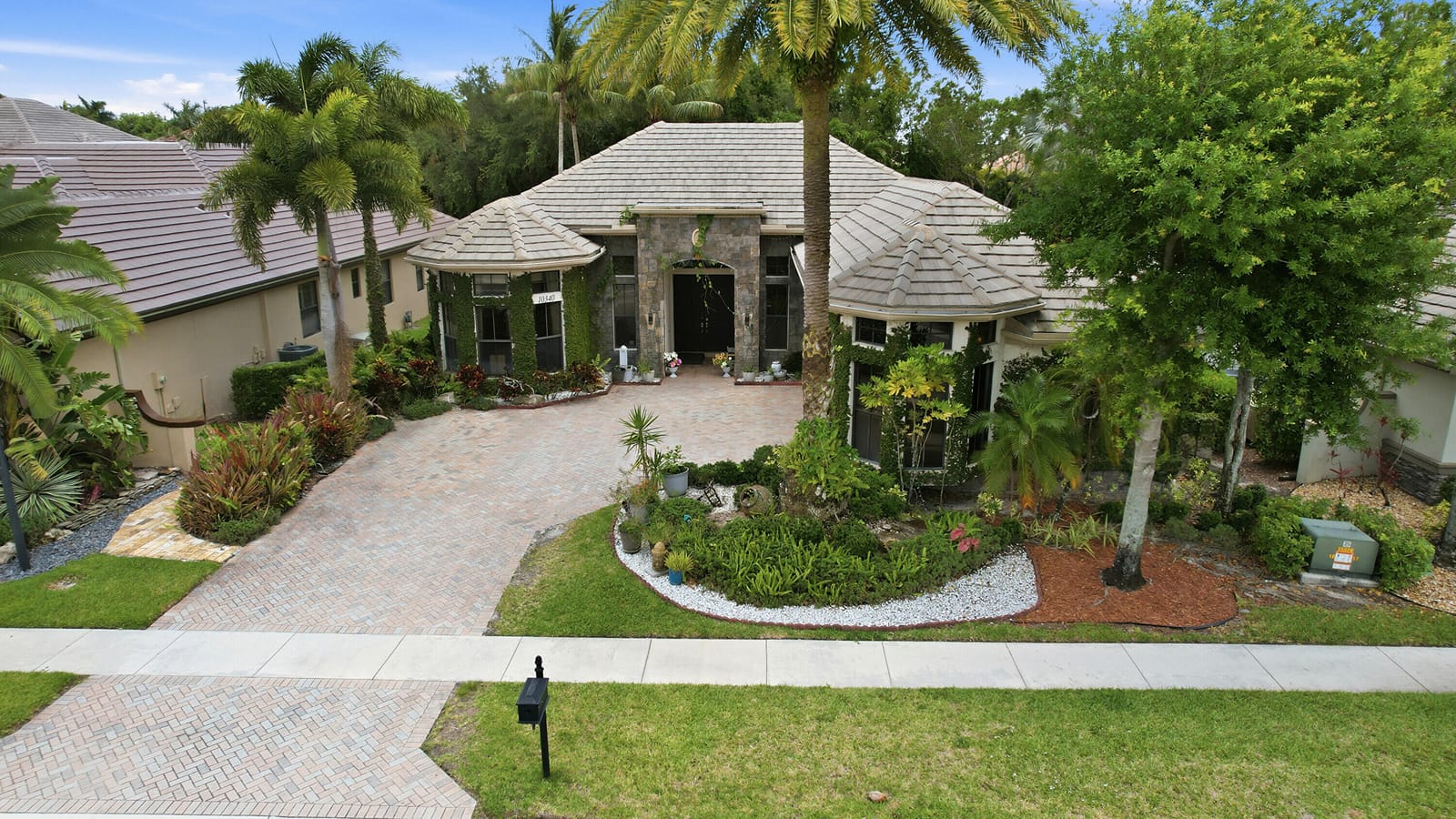 Pending home at 10340 Trianon Place, Wellington, FL 33449