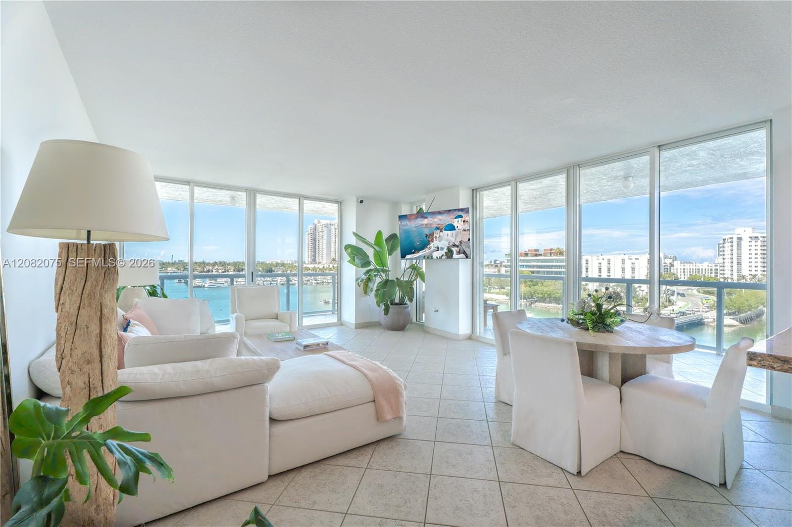 10 Venetian Way 604 — photo 1