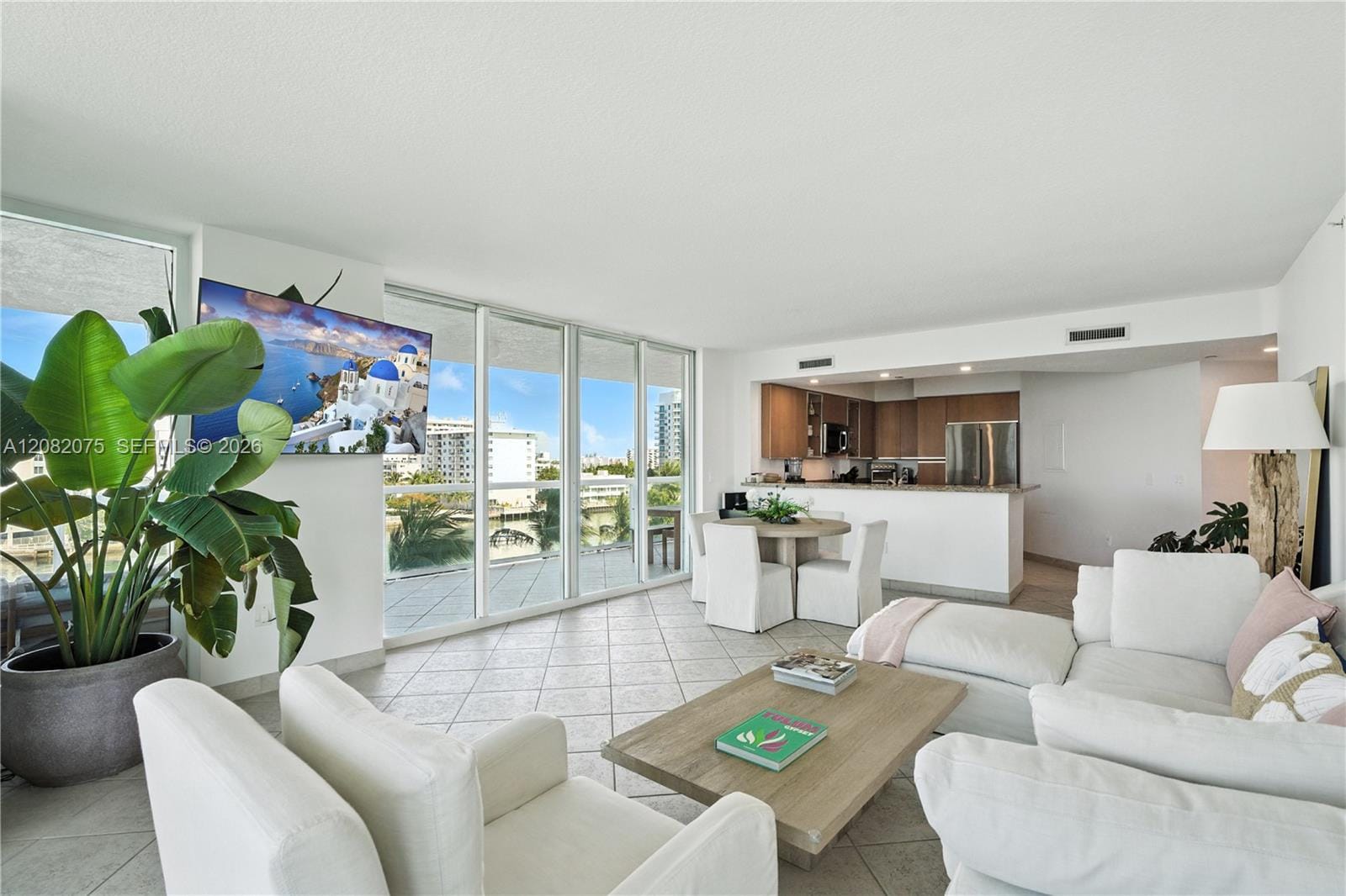 10 Venetian Way 604 — photo 4