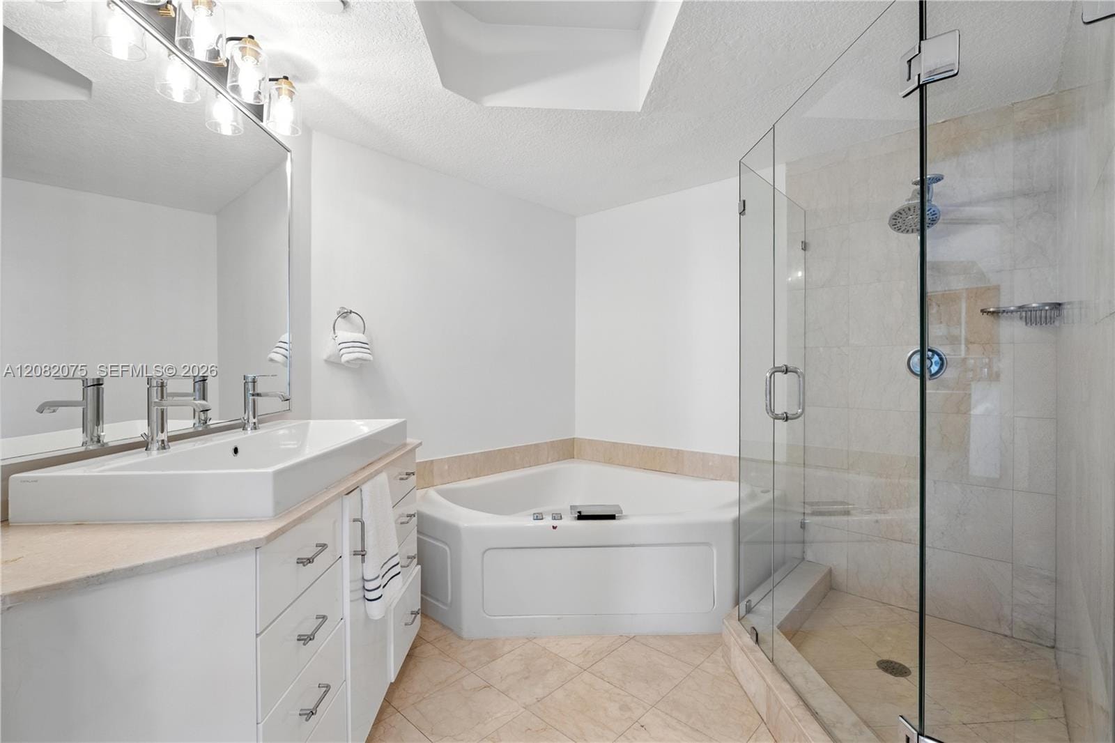 10 Venetian Way 604 — photo 9