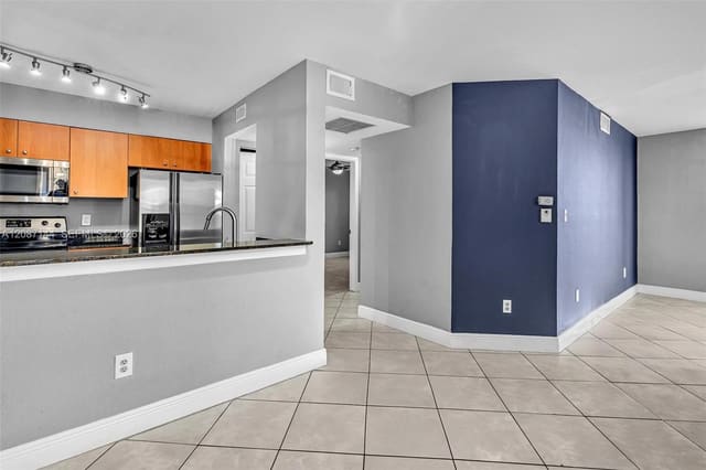 2881 N Oakland Forest Drive 113, Oakland Park, FL 33309