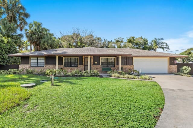 351 BAYSINGER Avenue, Fort Pierce, FL 34982