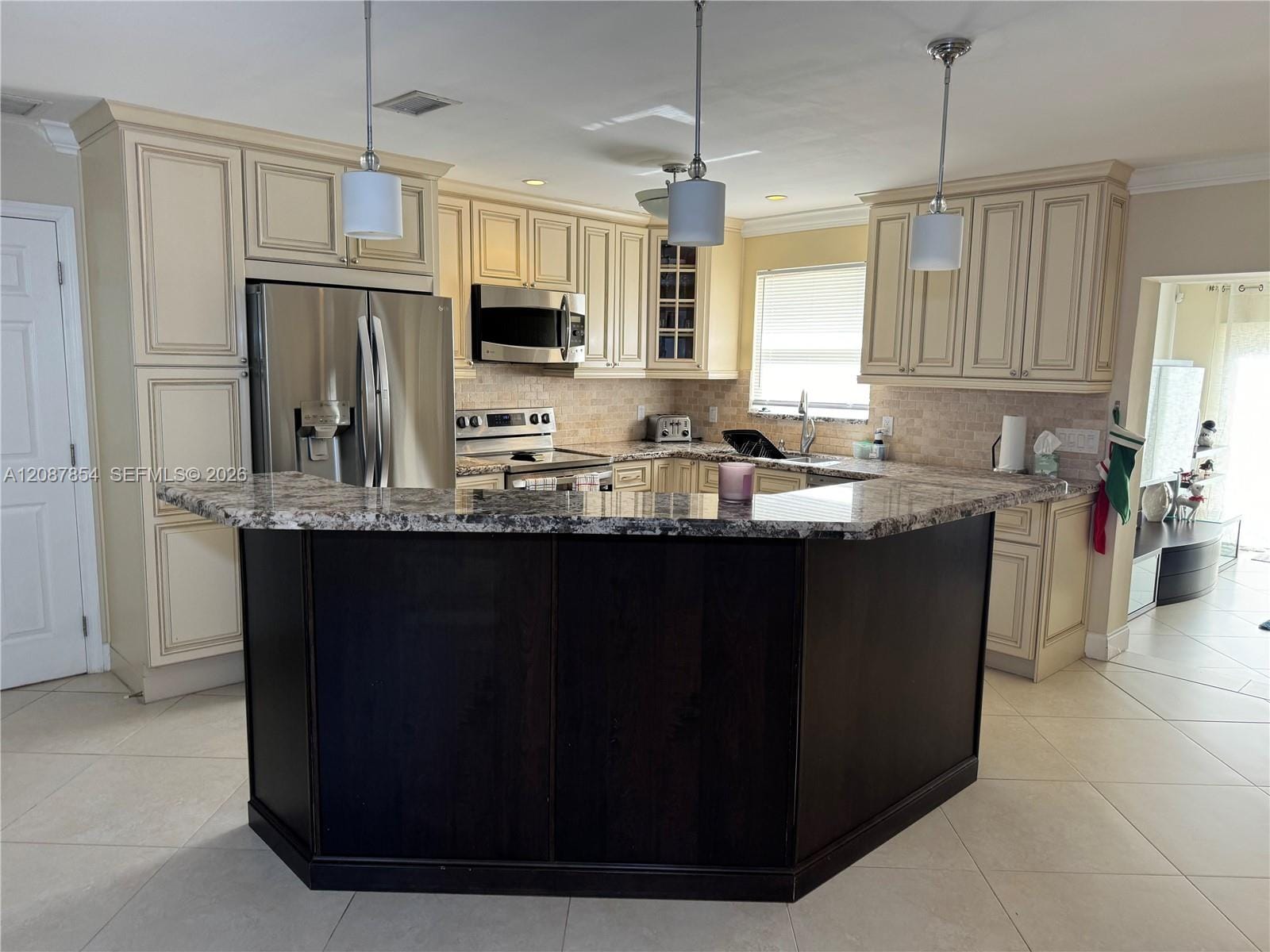 2448 Holly Lane . — photo 6