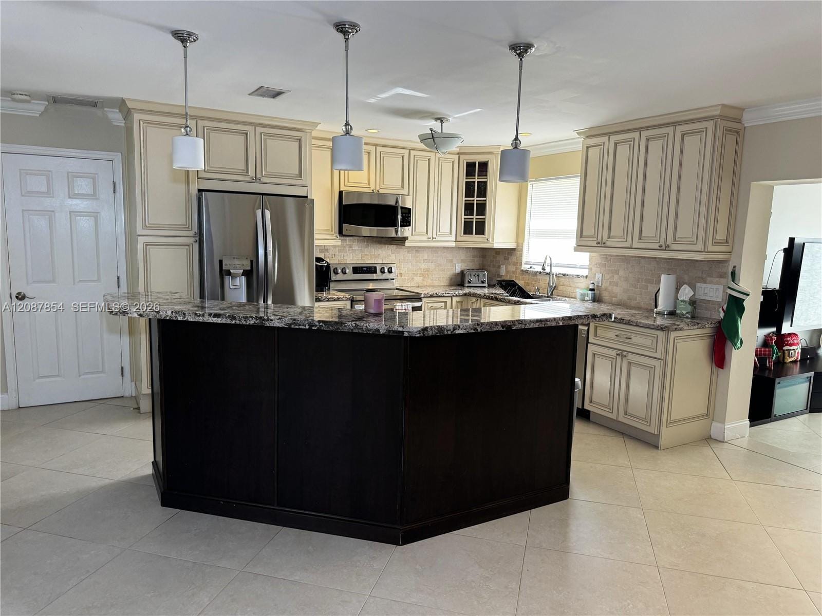 2448 Holly Lane . — photo 8