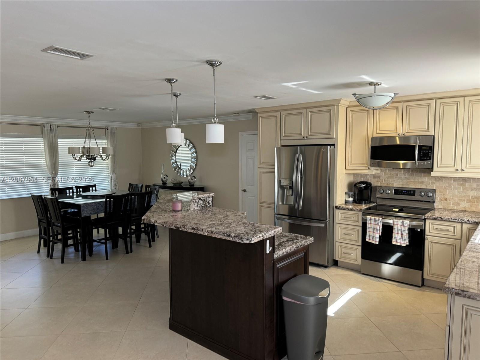 2448 Holly Lane . — photo 9