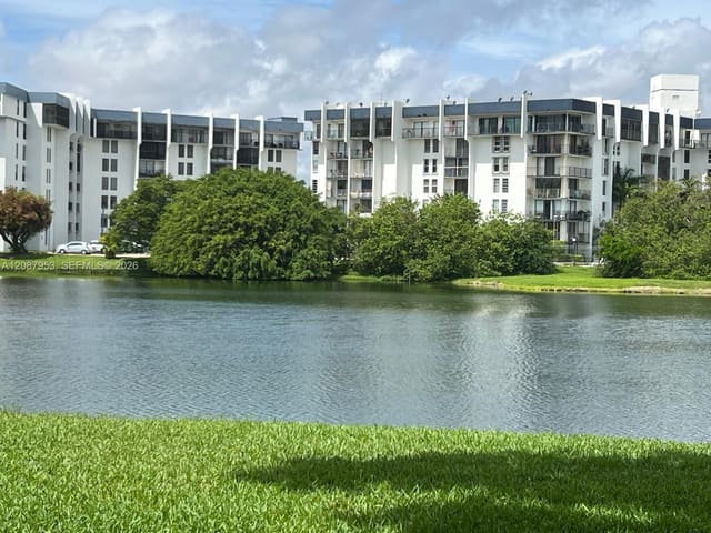 9682 Fontainebleau Boulevard 207, Miami, FL 33172