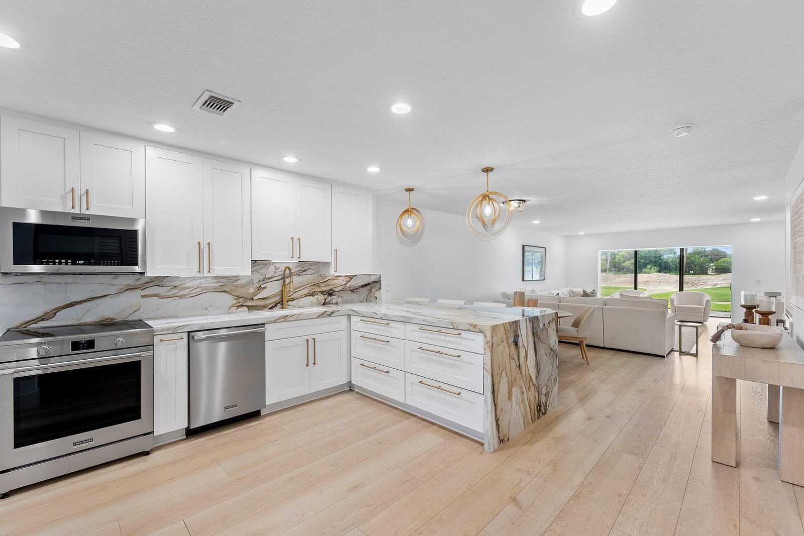 11 SOUTHPORT Lane E — photo 1