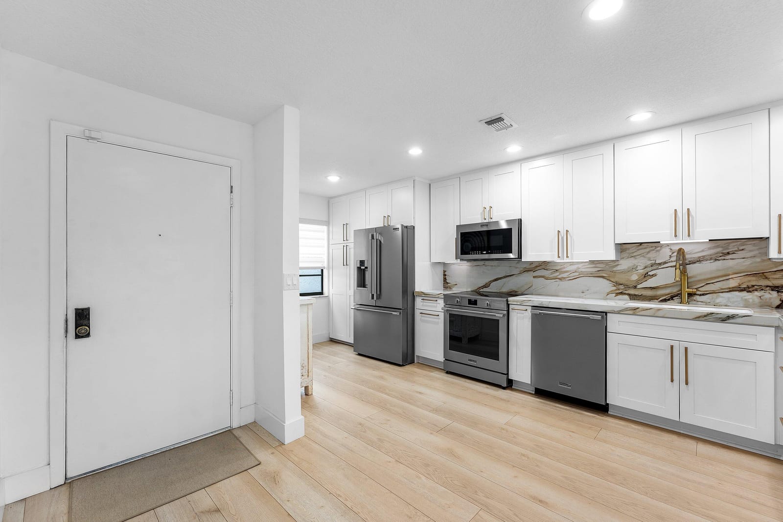 11 SOUTHPORT Lane E — photo 6