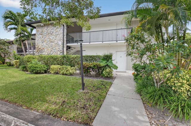451 Greensward Lane 104-B, Delray Beach, FL 33445