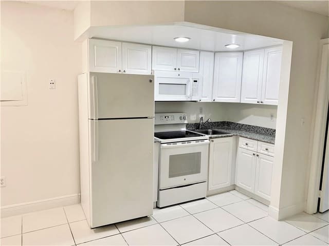 19455 NE 10 Avenue 2-121, North Miami Beach, FL 33179