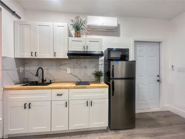 15400 SW 169th Lane Side, Miami, FL 33187