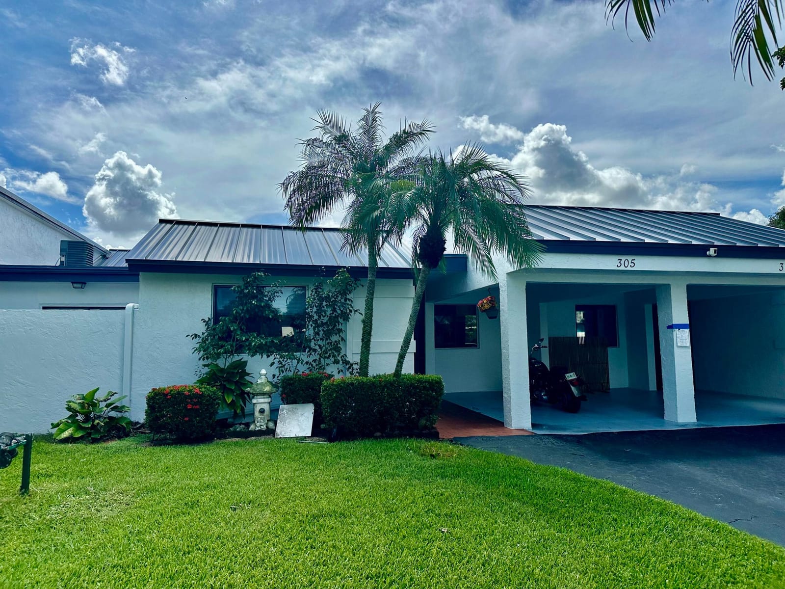 305 Lakeside Court, Sunrise, FL 33326 photo 2