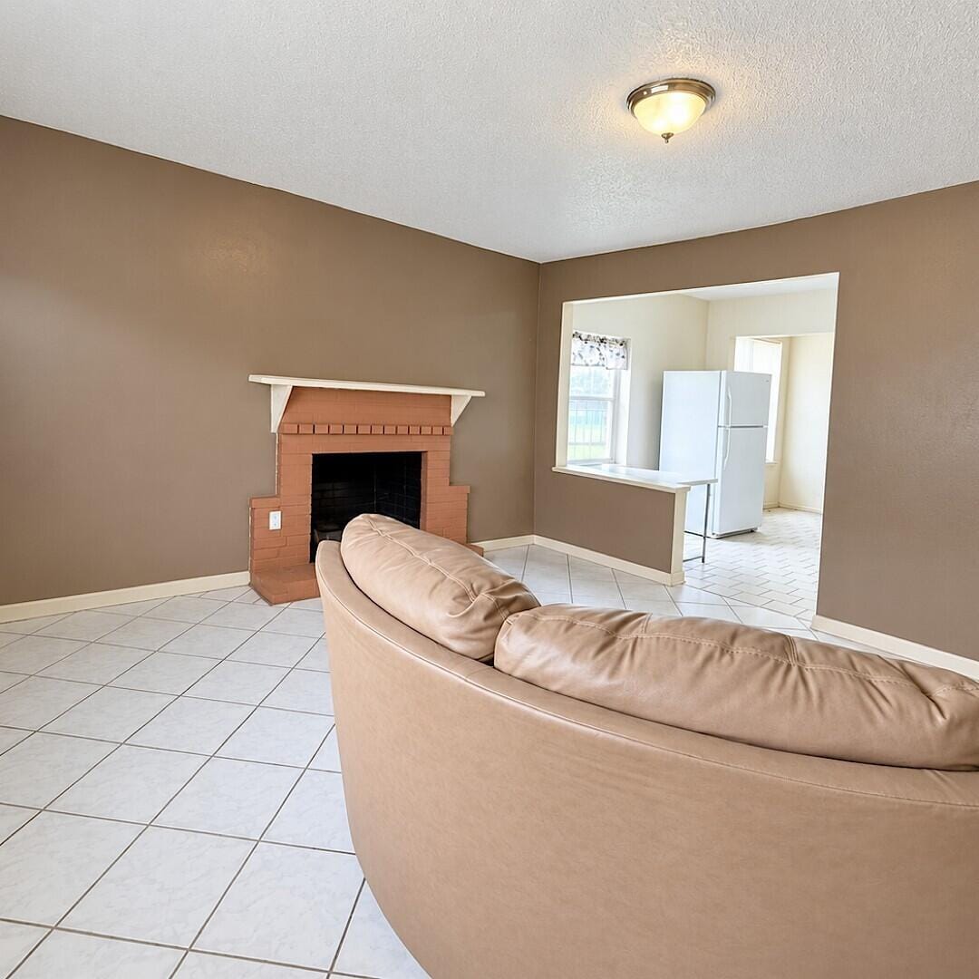 915 RUTLAND Street — photo 2
