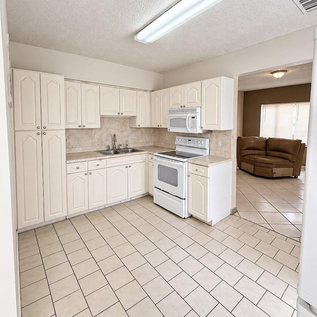 915 RUTLAND Street — photo 4