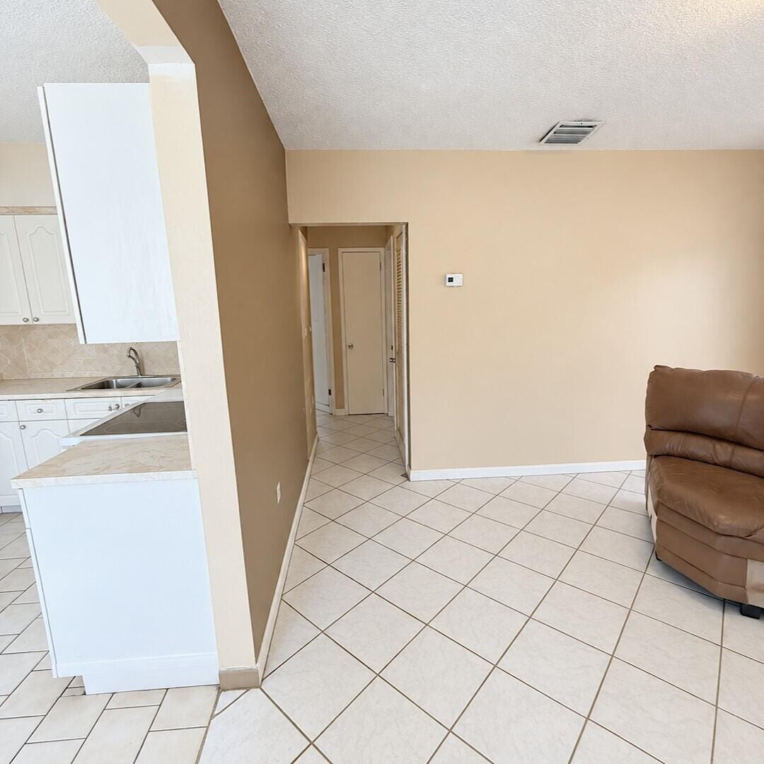 915 RUTLAND Street — photo 9
