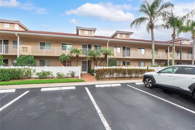 5952 Regal Glen Drive 102, Boynton Beach, FL 33437