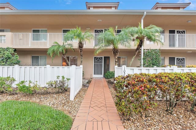 5952 Regal Glen Drive 102, Boynton Beach, FL 33437